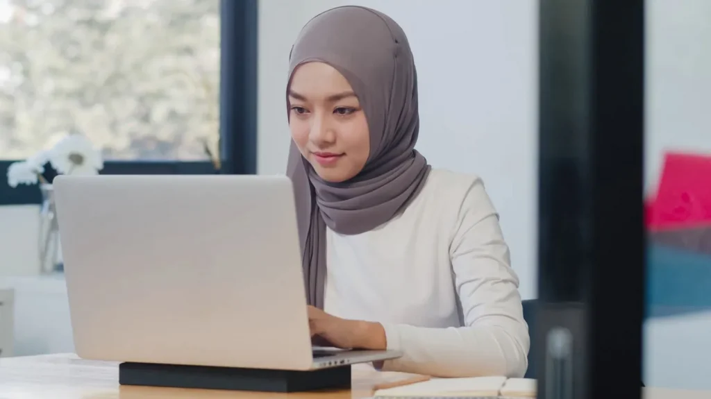 فتاة تبحث عن المنح الدراسية في ماليزيا علي الانترنت
